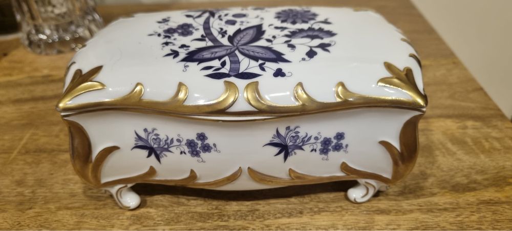 Caixa guarda jóias porcela Artibu, marcada na base