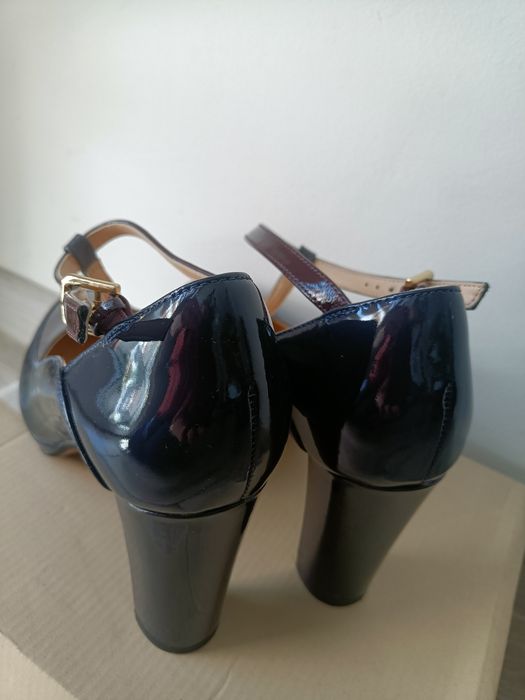Buty skórzane na obcasie Clarks rozmiar 39 lakierowane