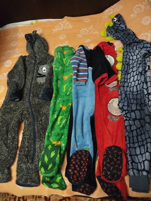 Продам ромперы и комбинезон 92-98