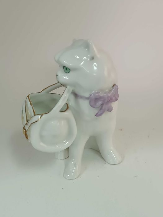 Antigo paliteiro em porcelana da Vista Alegre Gato com laço lilás