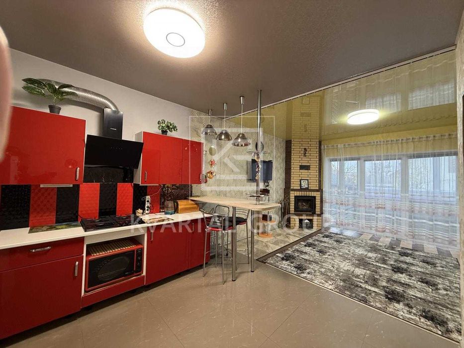 Таун хаус з ремонтом меблями та технікою, гарний участок