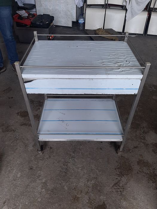 Duas pequenas bancadas em inox