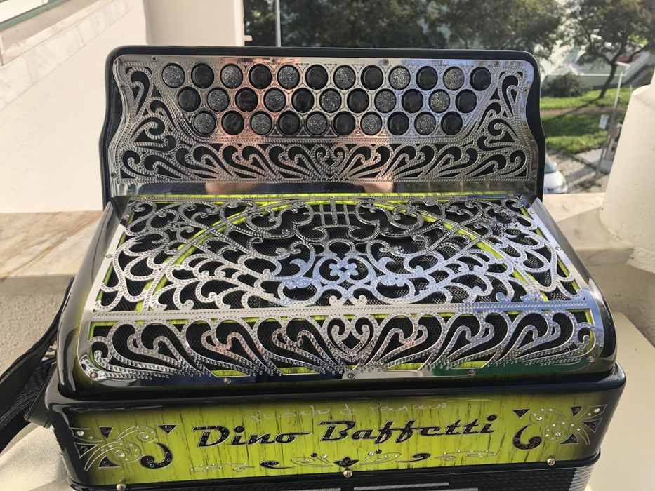 Concertina Dino Baffeti modelo Supercompact à 4 voz em SOL DÓ FÁ com oferta de mala e correias

Vendo Concertina Dino Baffeti Supercompact à 4 voz em