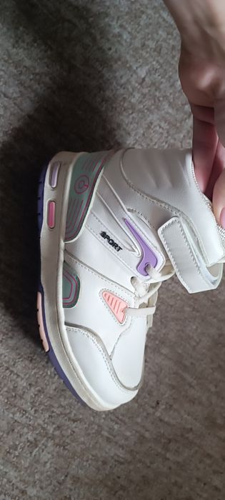 На дівчинку.  .   .