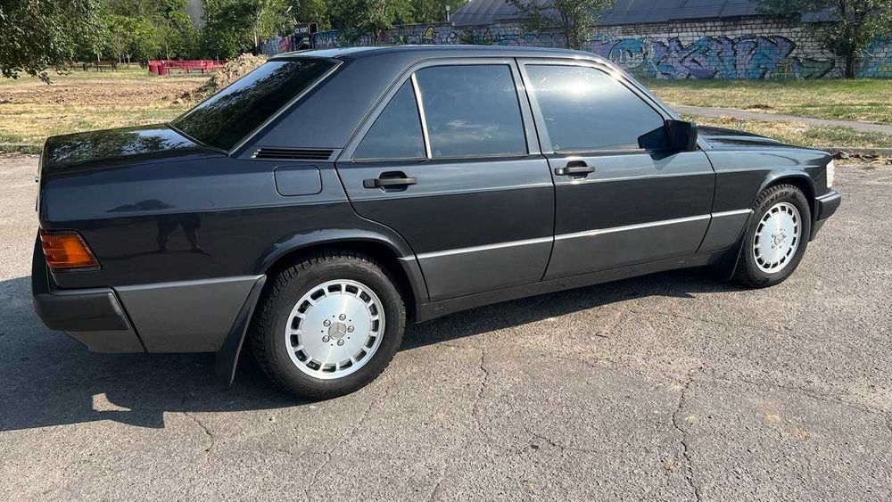 Оригинальные задние брызговики для Mercedes-Benz 190 (W201)