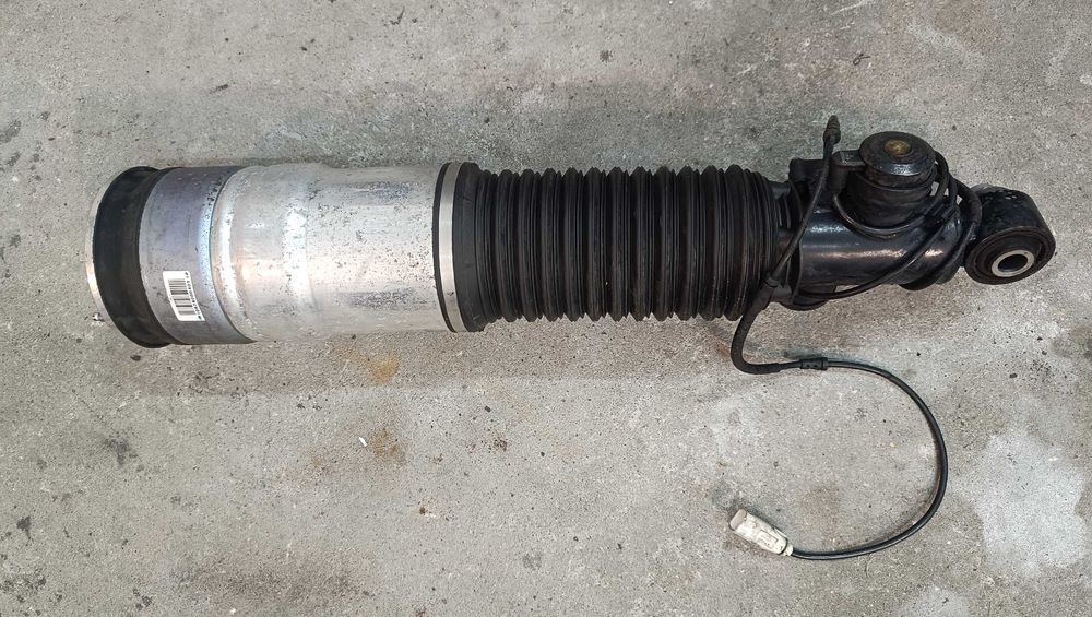 Амортизатор задний правый №140 BMW 7 F01 F02 6791676  стойка пружина