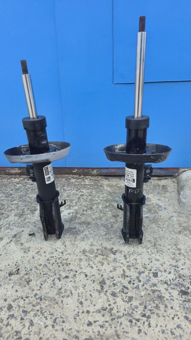 Амортизатор передній Chevrolet Cruze