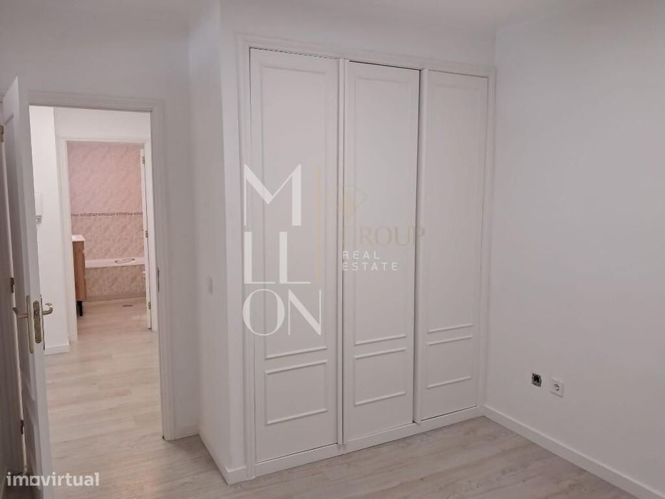 Apartamento T1+1 Renovado com Varanda e Garagem em Oliveira do Douro