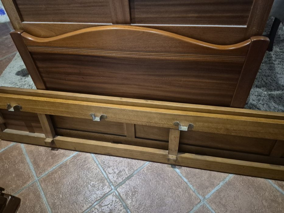 Cama completa + mesa cabeceira