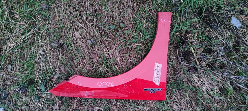 Skoda kamiq крило праве , дефект на фото