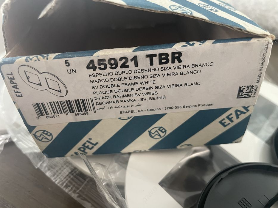 Espelhos para interruptores Efapel  desenho Siza Vieira
