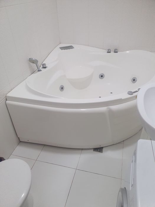 Сдам квартиру с большой джакузи по цене 800 грн.