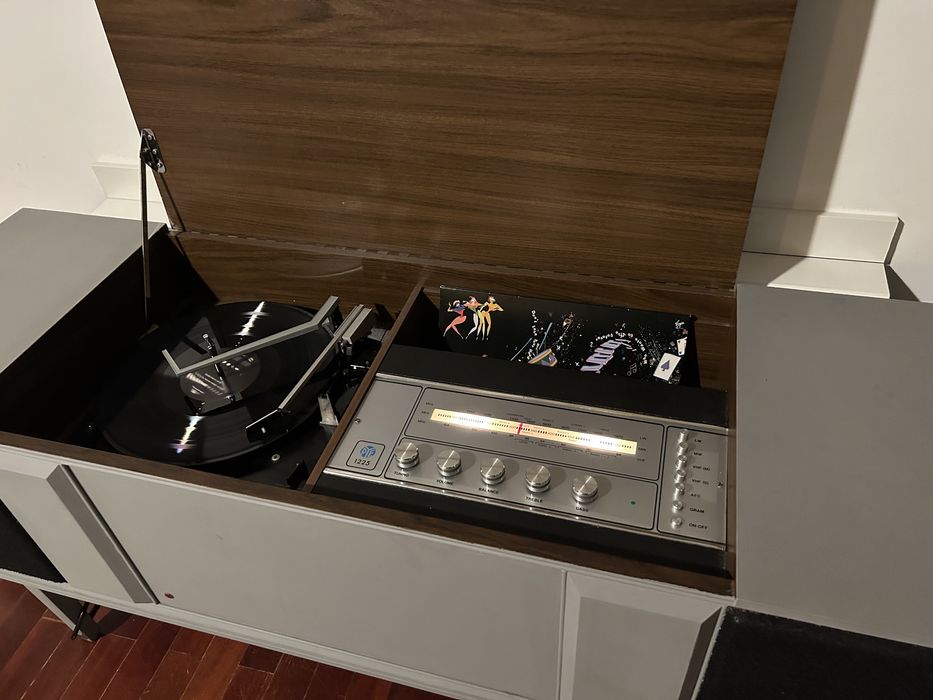 Gira discos pye Cambridge 1225