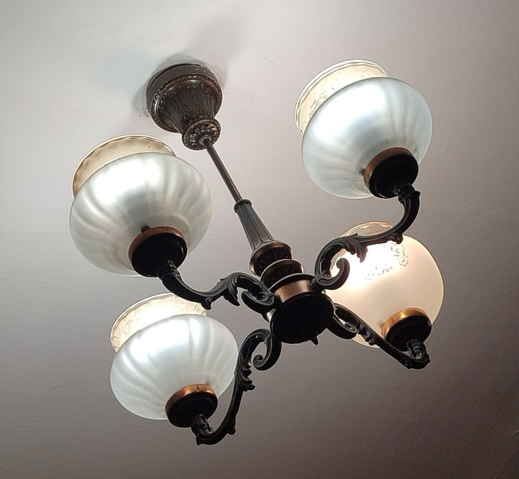 Люстра для кімнати