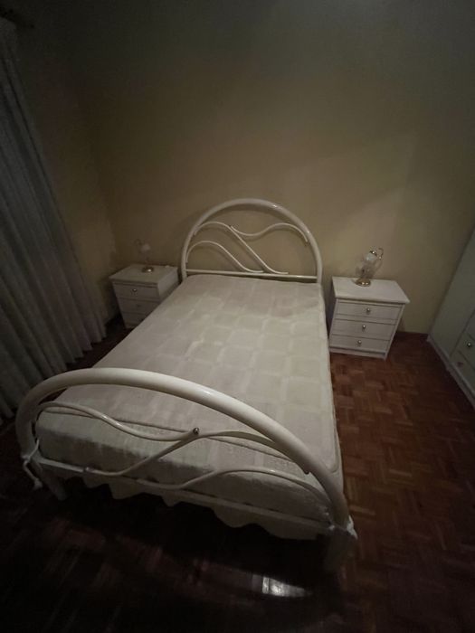Vendo cama e cómoda com espelho