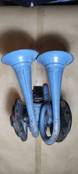 Buzina dupla automóvel antiga