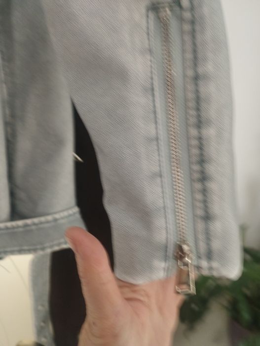 Жіноча стильна куртка