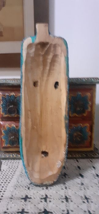 Máscara em madeira nova