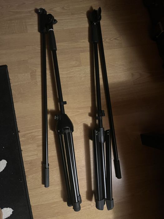 Três suportes de microfone