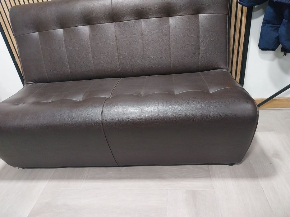 Sofá em pele castanho