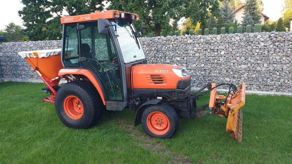 Kubota  STV 40 z plugiem