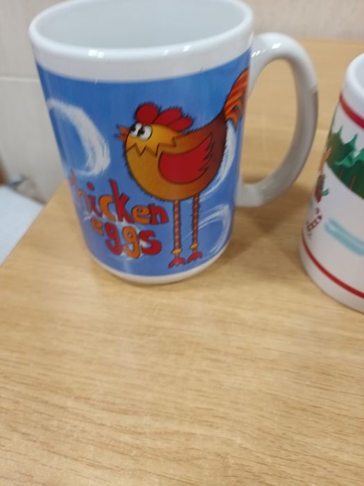 Duas chávenas pequeno almoço pai natal e galinha