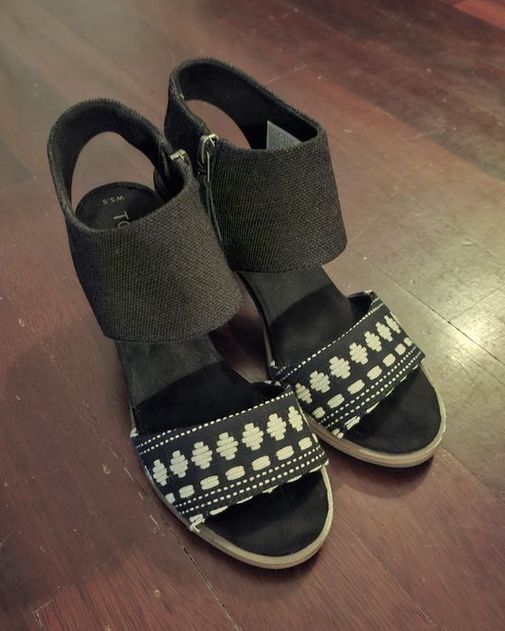Sandálias estampadas de tacão TOMS