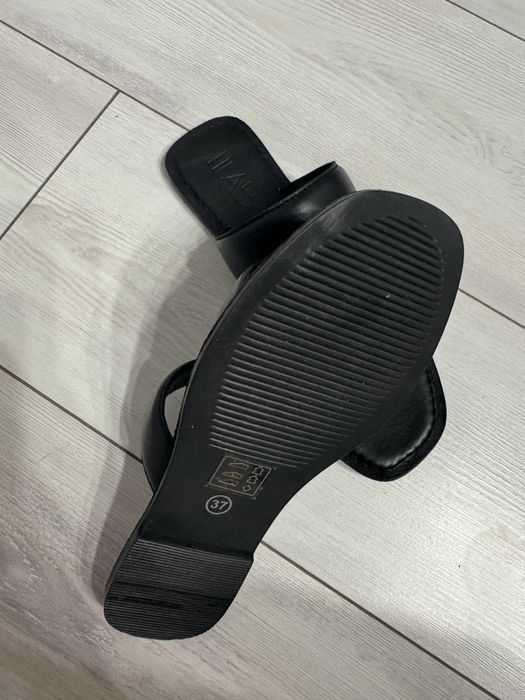 Шльопанці з натуральної шкіри