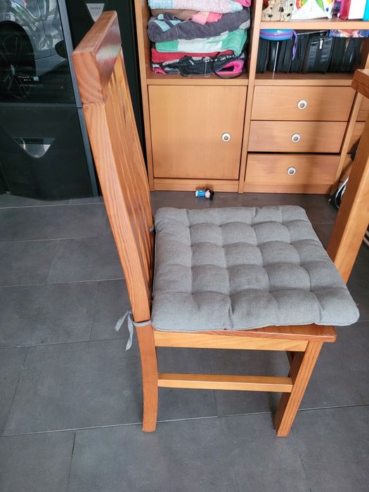 Mesa em Madeira extensivel com 4 cadeiras64564331890434124