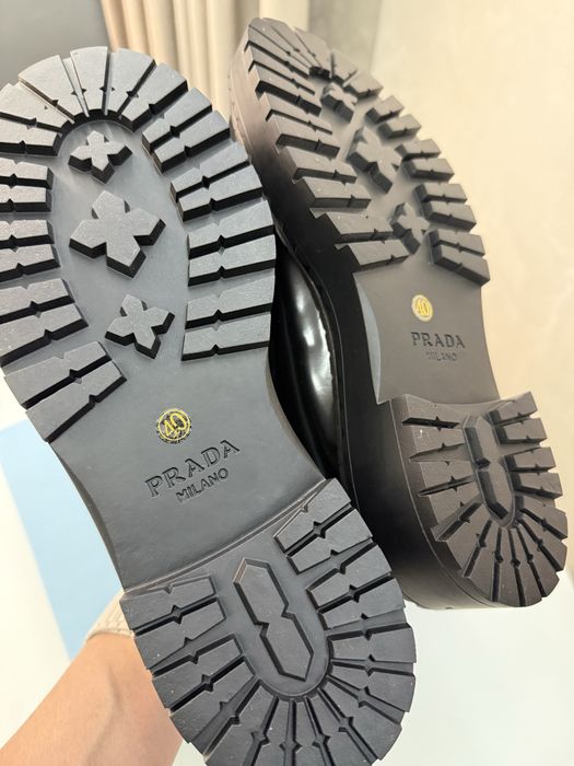 Шкіряні лофери Prada 40р