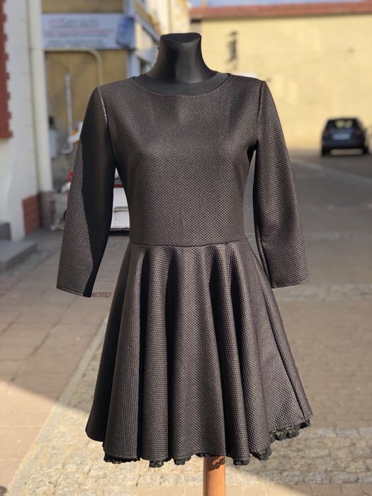 Sukienka czarna rozkloszowana rękaw 3/4 tłoczona koronka klasyczna