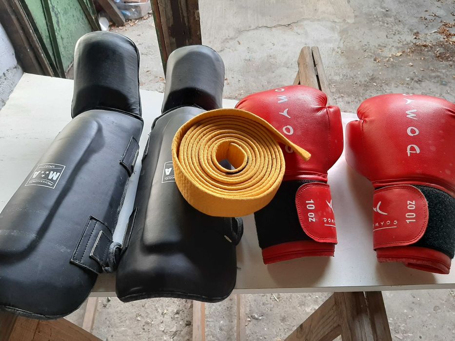 Luvas de box cinto amarelo e as caneleiras