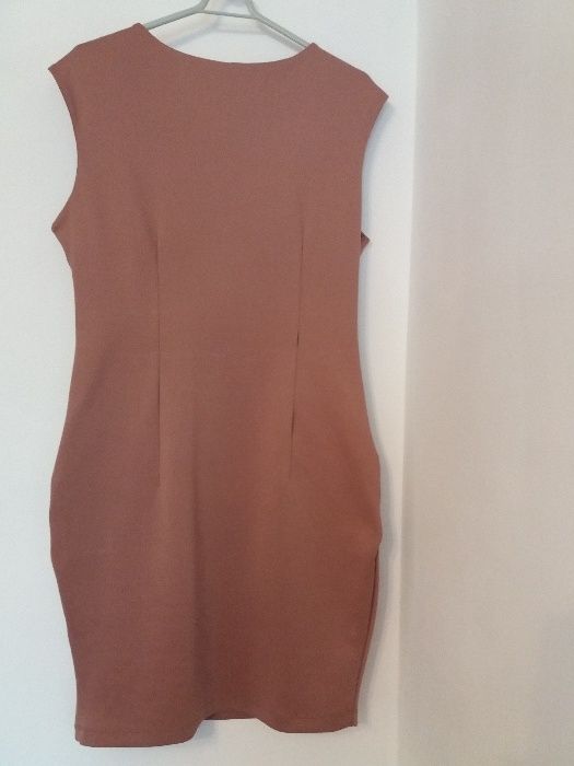 Sprzedam sukienkę beżową