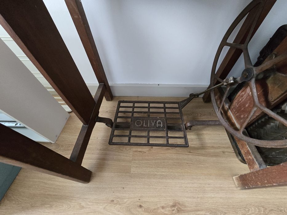 Mesa costura, com maquina Oliva