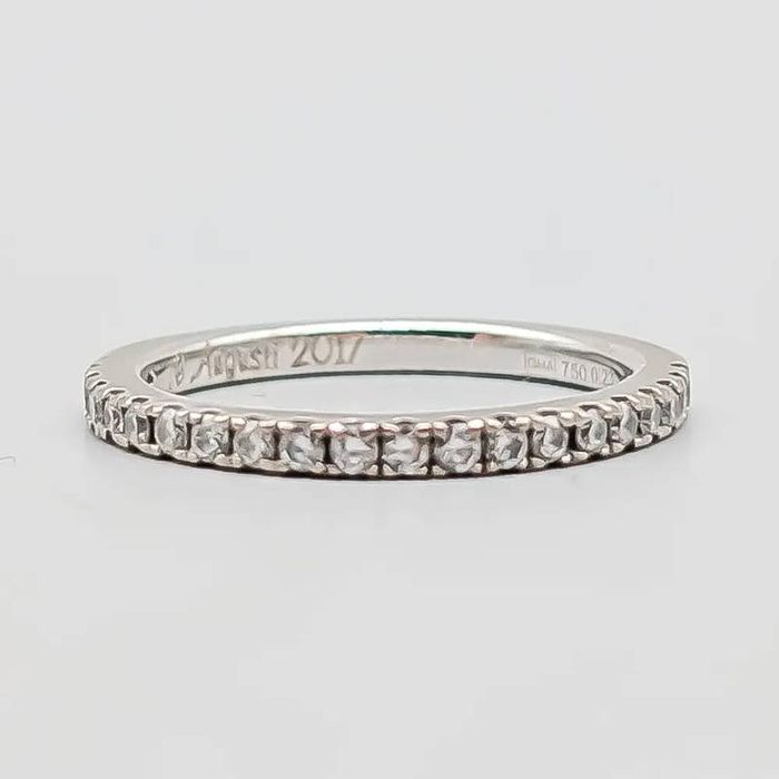 Aliança de casamento em ouro 18 quilates com diamantes; 1.95 gramas; 1