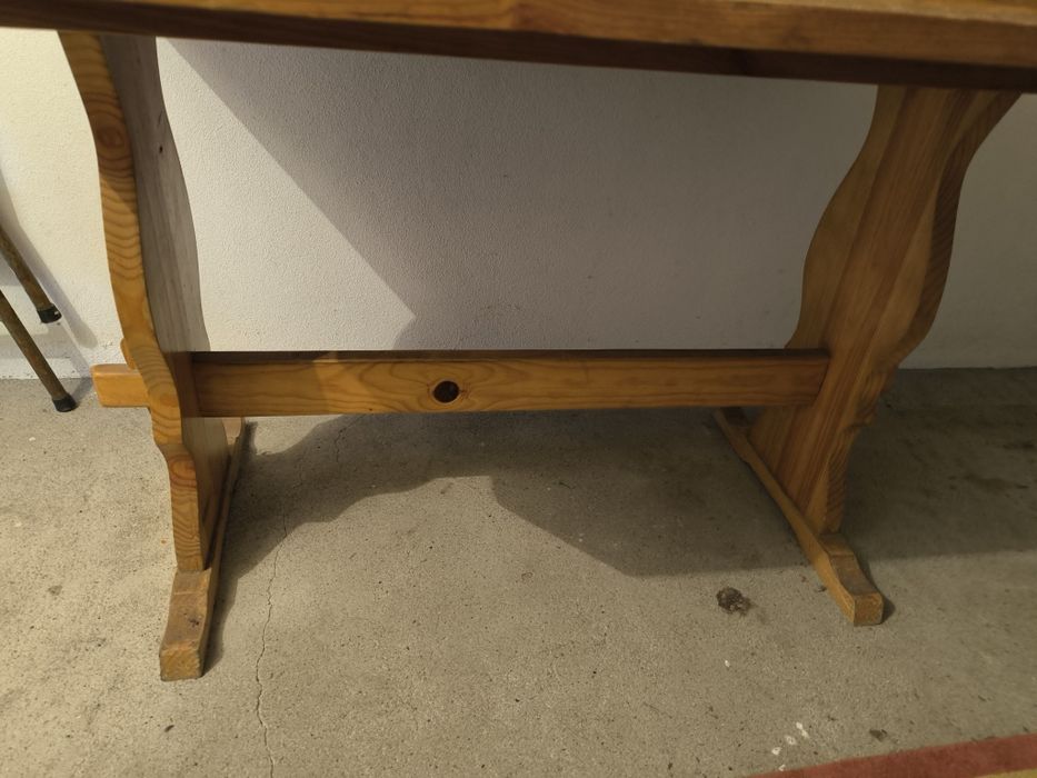 Mesa de Madeira com Duas Pernas