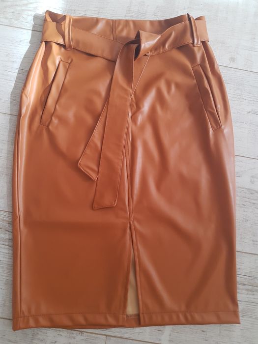 Стильна жіноча спідниця з екошкіри