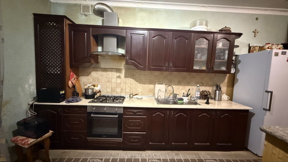 Кухня з дубовими фасадами