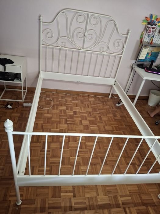 Cama de casal em ferro IKEA