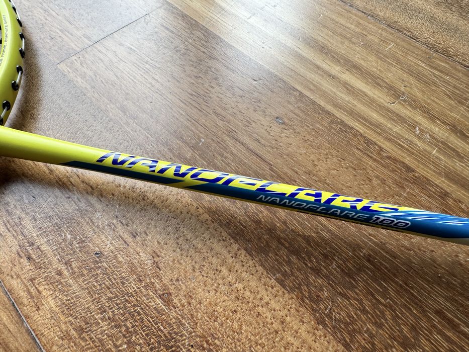 Rakieta do badmintona Yonex Nanoflare 100 + gratis