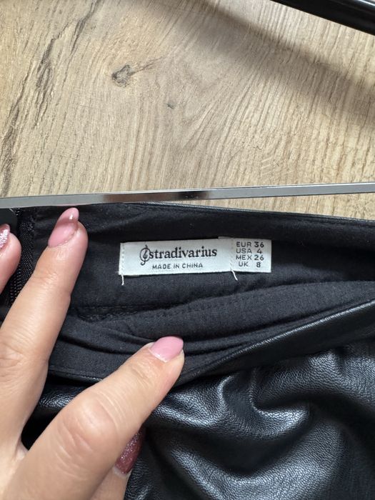 Skórzana spódnica asymetryczna Stradivarius