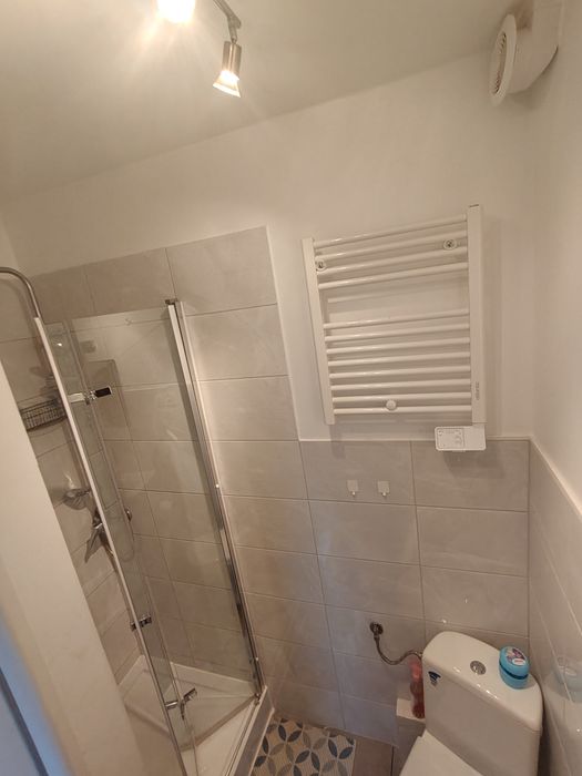 Pokój trzyosobowy do wynajęcia z aneksem kuchennym i osobnym wejsciem