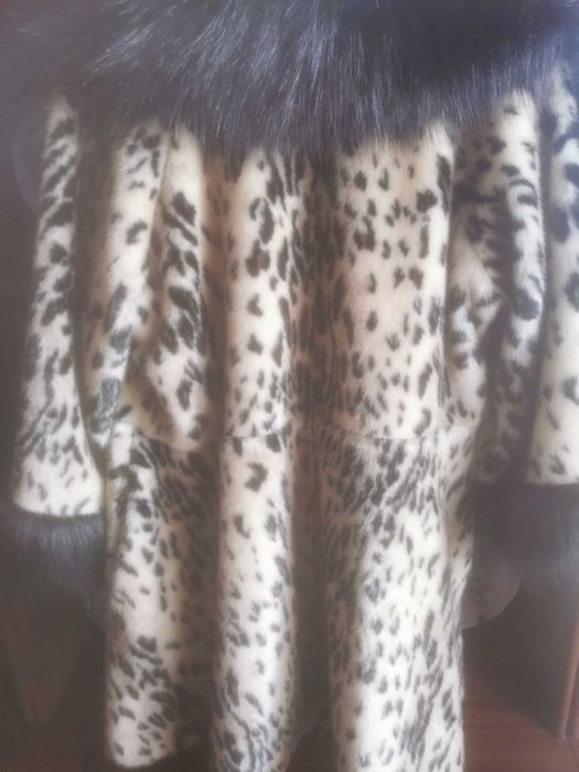 Casaco sem uso creme e preto veste numero grande