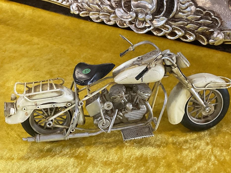 Mota brinquedo metal creme