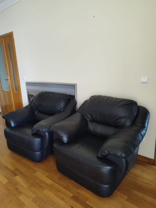 Sofa e dois cadeirões de pele preta