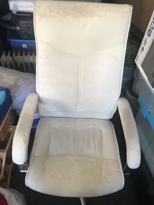 Cadeira com pele danificada