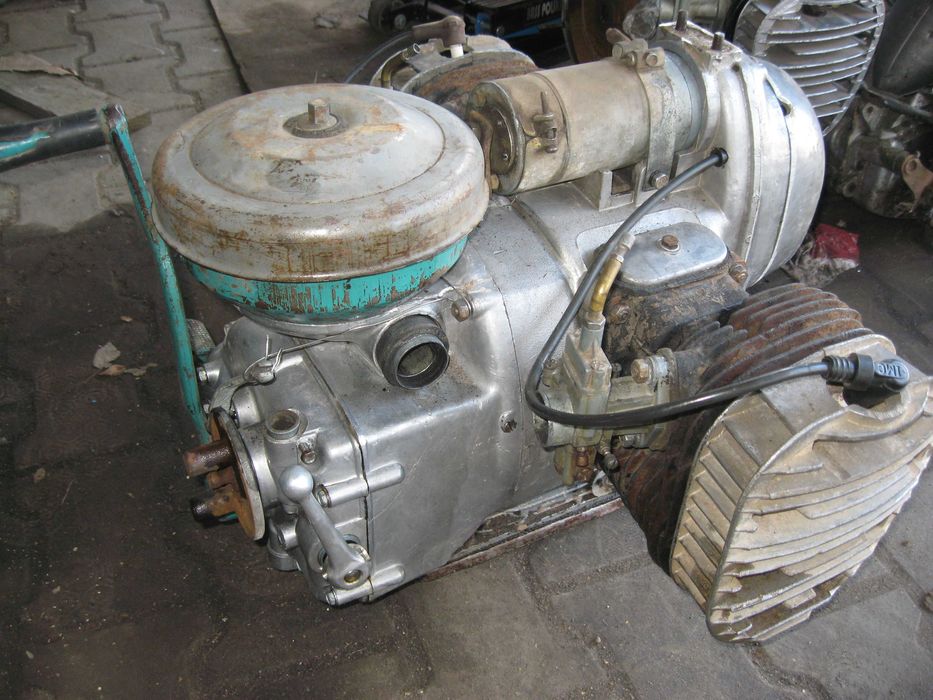 Silnik K - 750  ze skrzynią biegów na chodzie