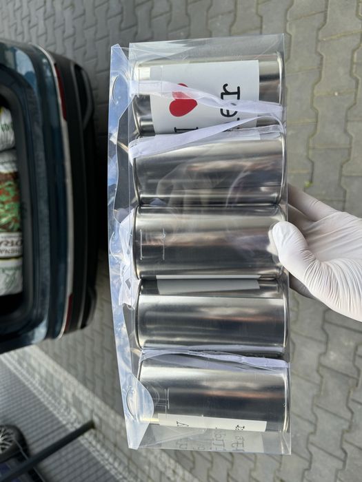Puszki dekoracyjne samochodu mloda para