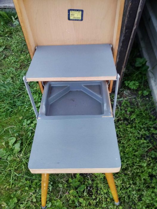 Stołek z ukrytą drabinką Hocker