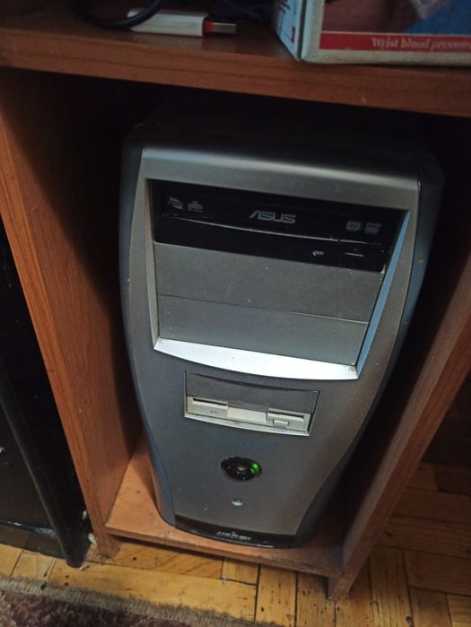 Срочно Продам системник блок с монитром и камерой и мышью и клавиатура